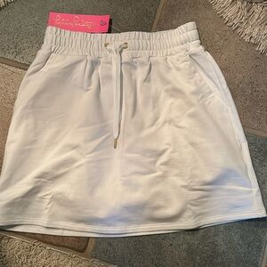 Brand new Lilly Pulitzer knit skort 
Size xxs
Stretchy with built in shorts